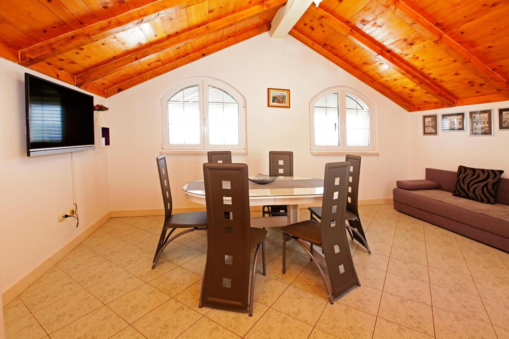 Apartments Toni Bol Bilik gambar