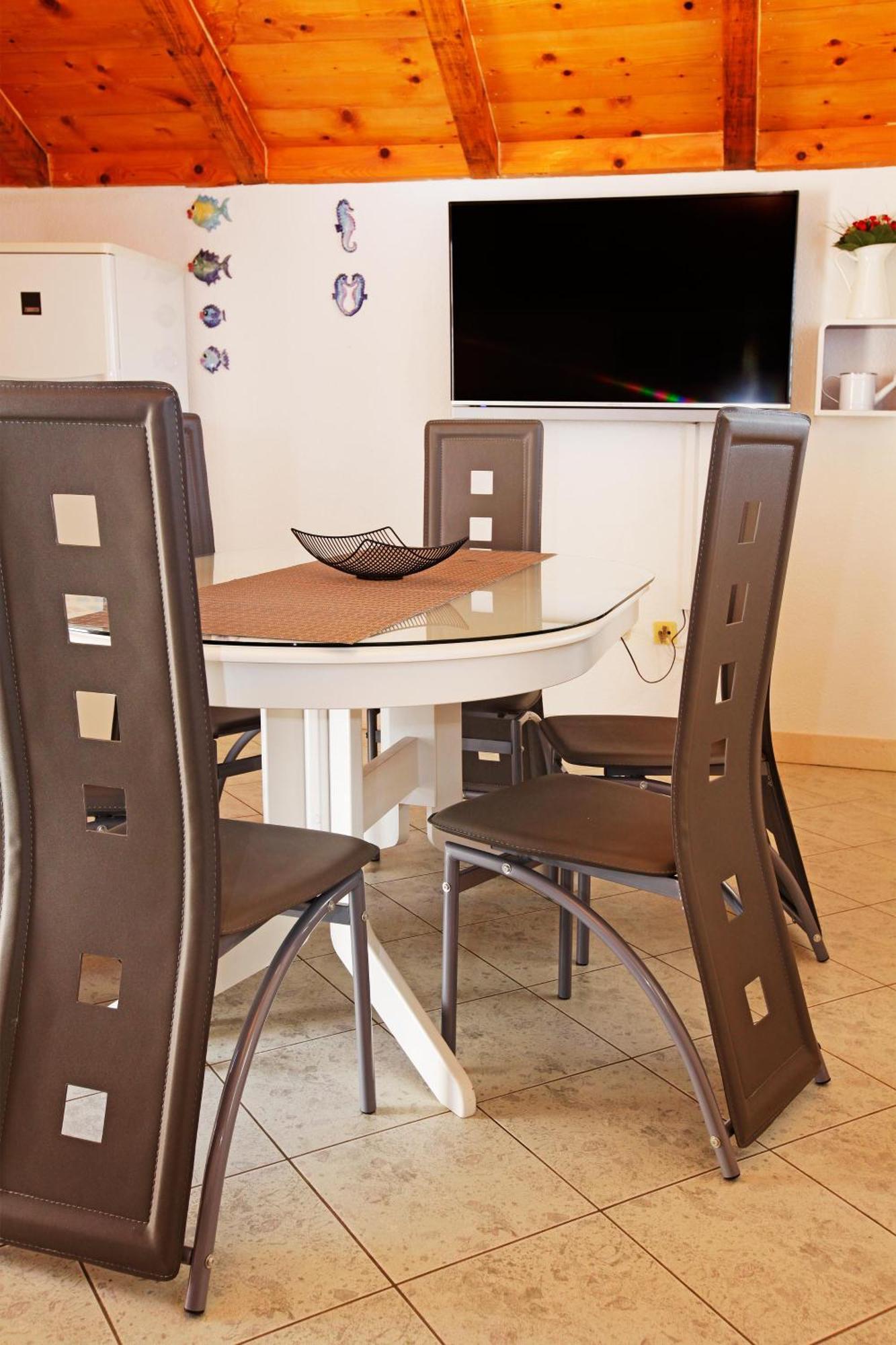 Apartments Toni Bol Bilik gambar