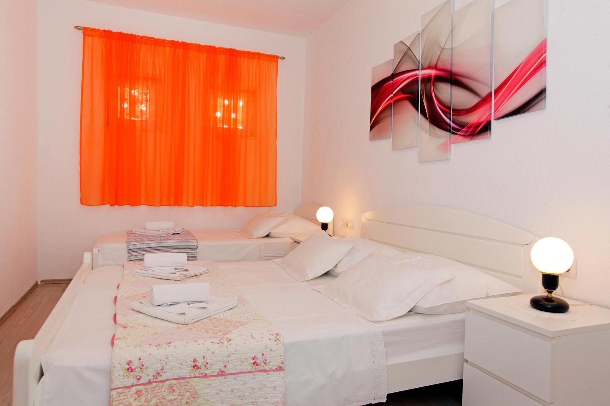 Apartments Toni Bol Bilik gambar