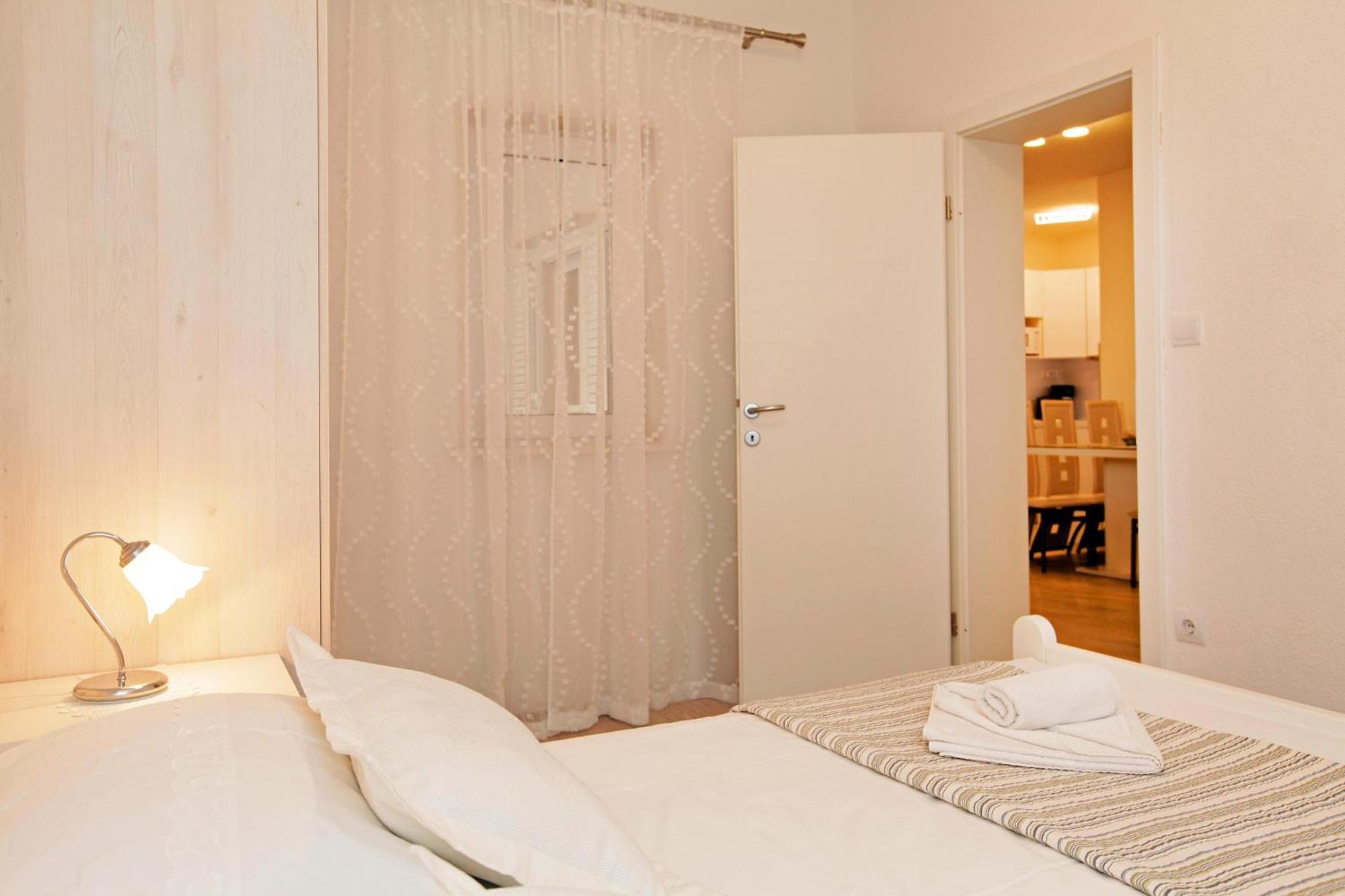 Apartments Toni Bol Bilik gambar
