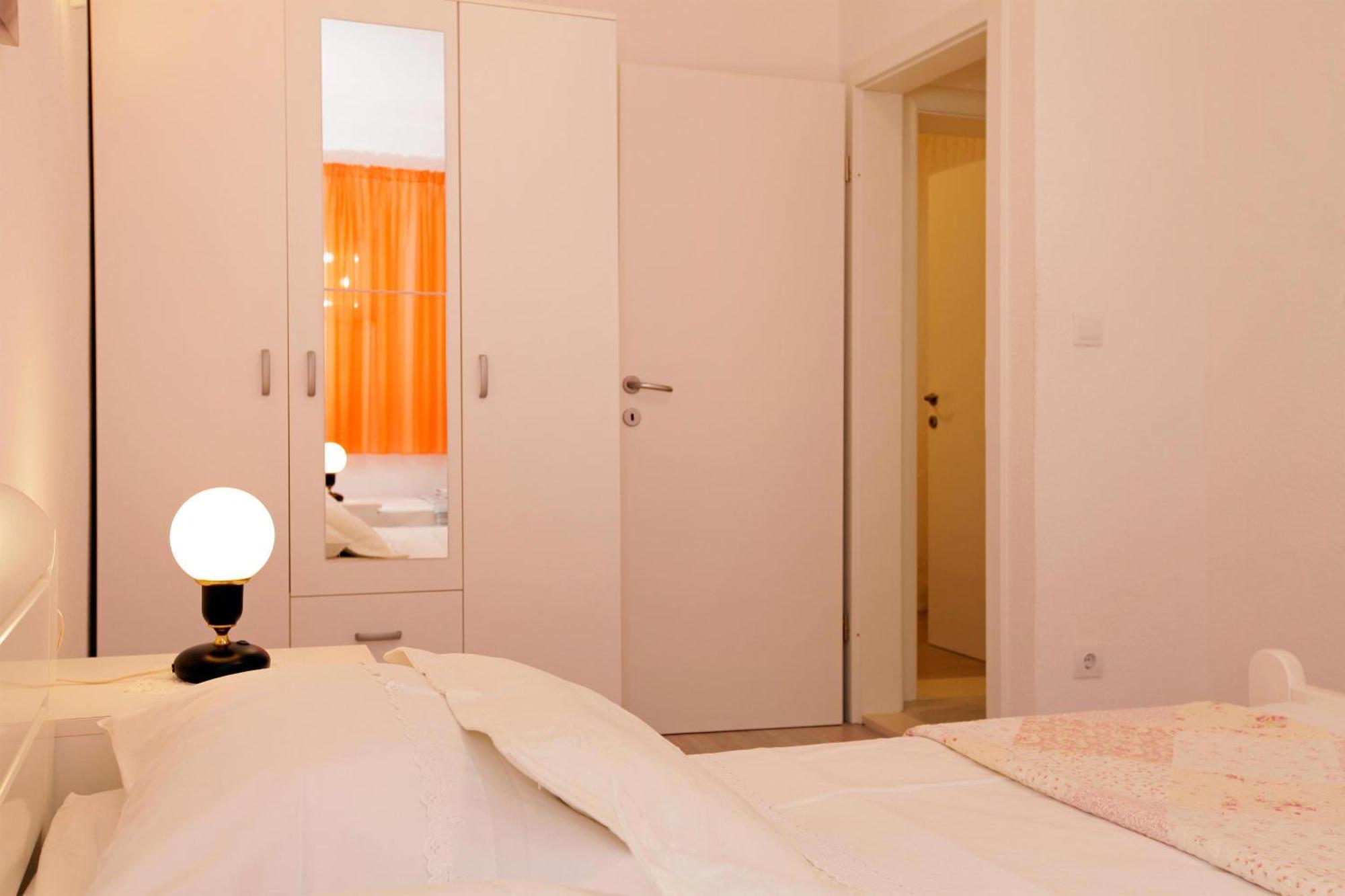 Apartments Toni Bol Bilik gambar