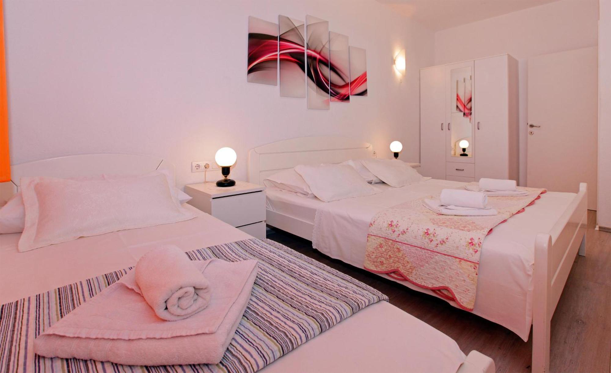 Apartments Toni Bol Bilik gambar