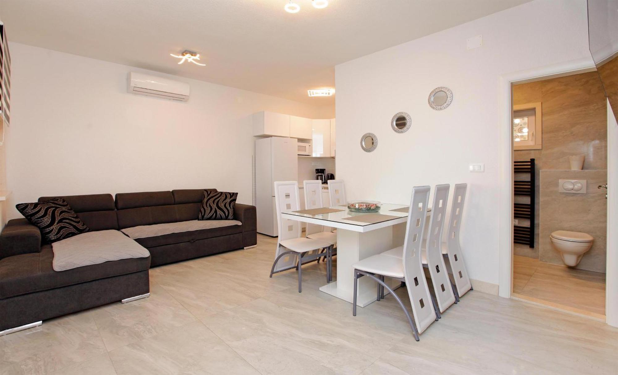 Apartments Toni Bol Bilik gambar