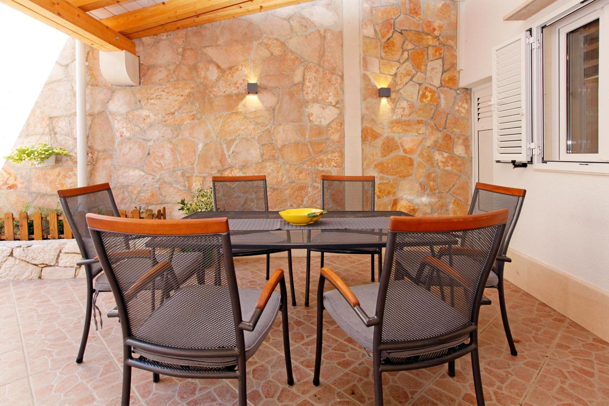 Apartments Toni Bol Bilik gambar